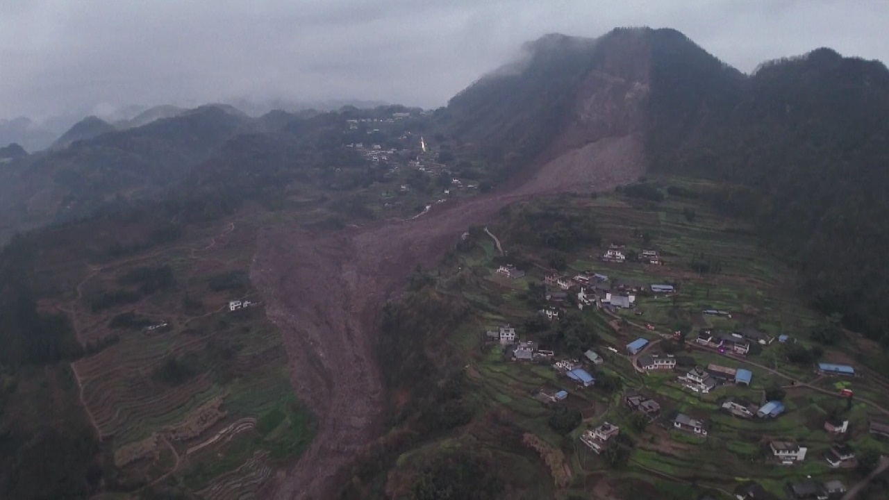 ดินถล่มฝังหมู่บ้านในเสฉวน ช่วยได้แล้ว 2 คน สูญหายอีก 30 ราย