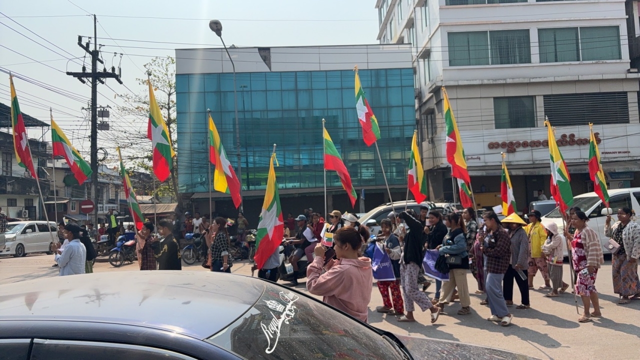 ชาวเมียนมา เริ่มเดินขบวนกดดันทางการ เจรจาไทยชะลอตัดไฟ-น้ำมัน