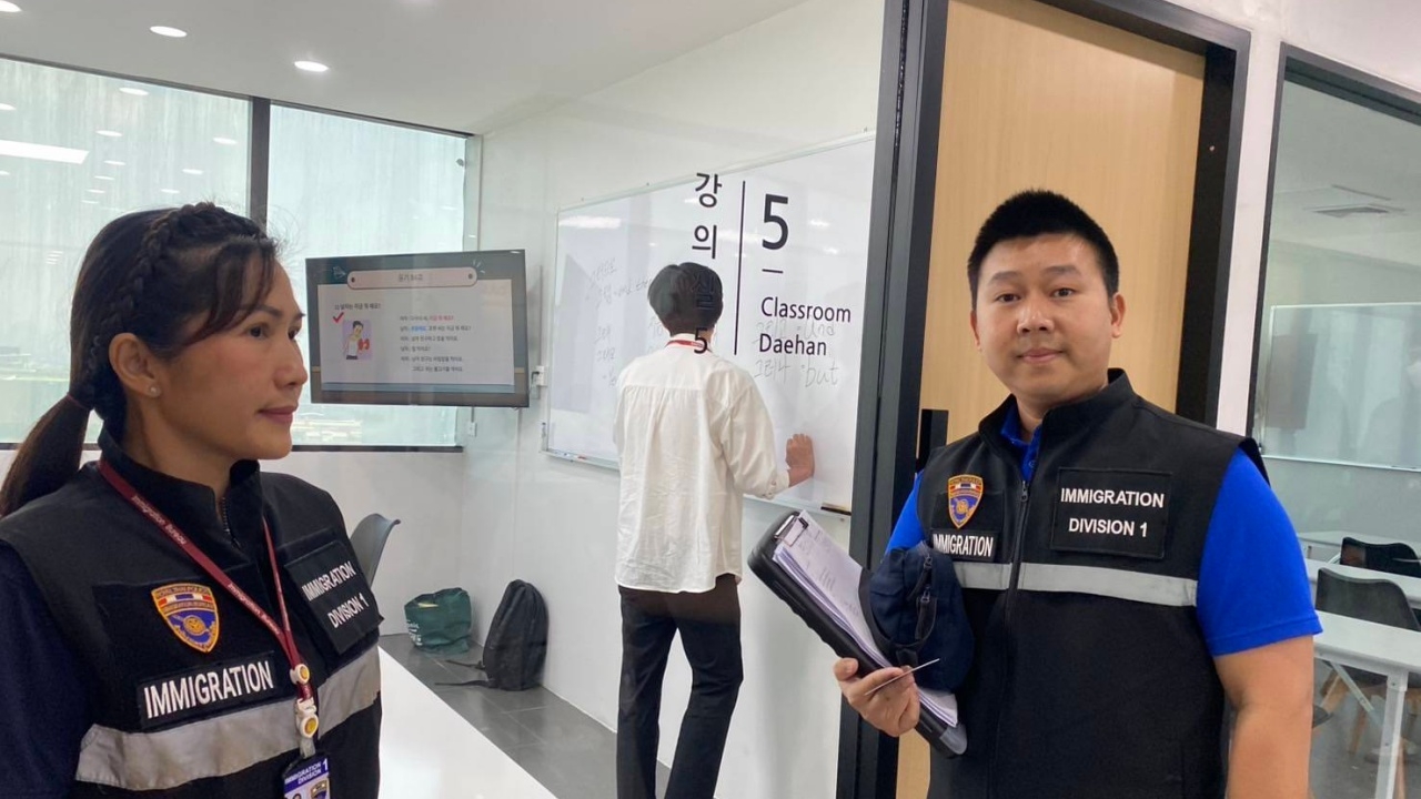 บุกตรวจโรงเรียนสอนภาษากลางกรุง รวบ 8 ครูสอนคนเกาหลี ไม่มีใบอนุญาตทำงาน