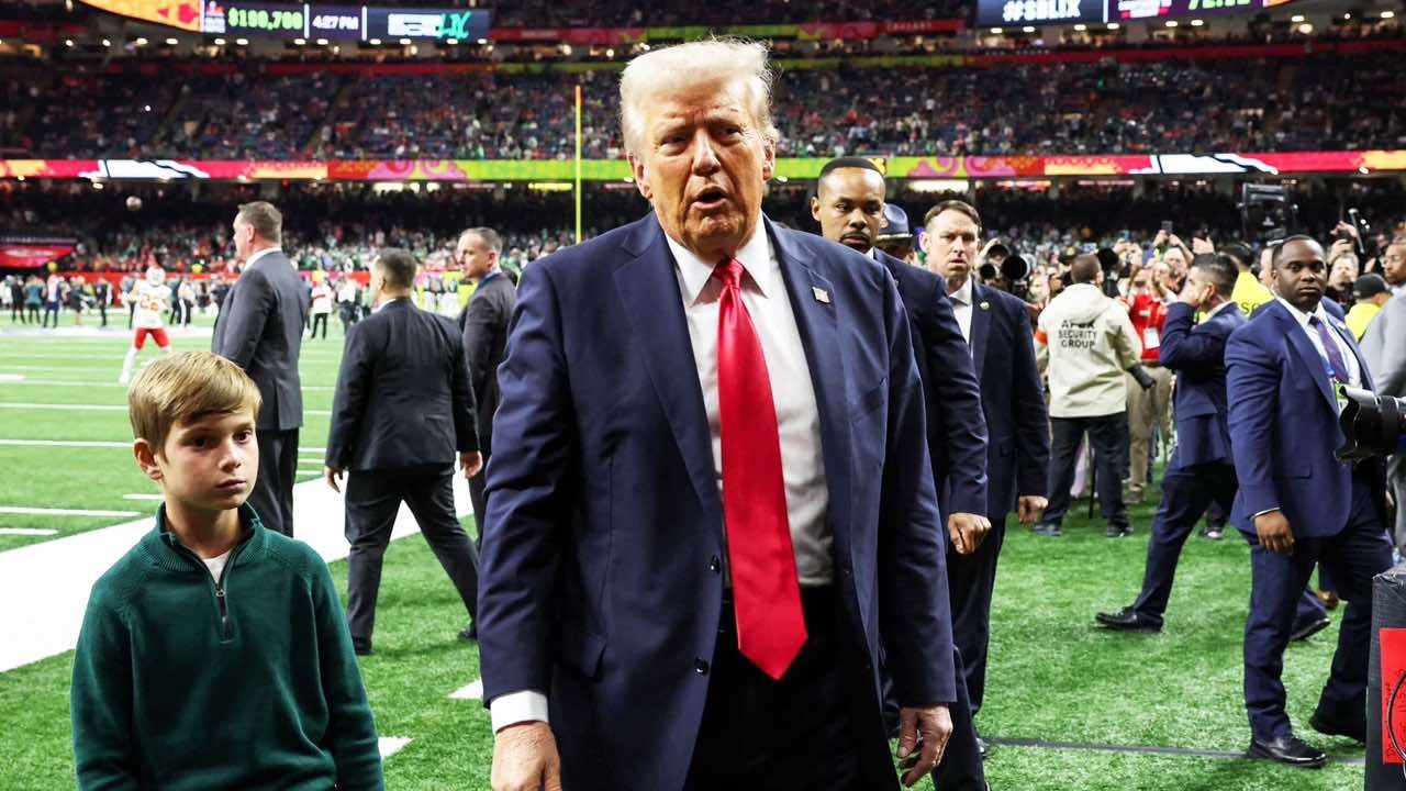 ไม่เคยเกิดขึ้นมาก่อน "โดนัลด์ ทรัมป์" ประธานาธิบดีสหรัฐอเมริกาคนแรก นั่งชมการแข่งขัน "Super Bowl"