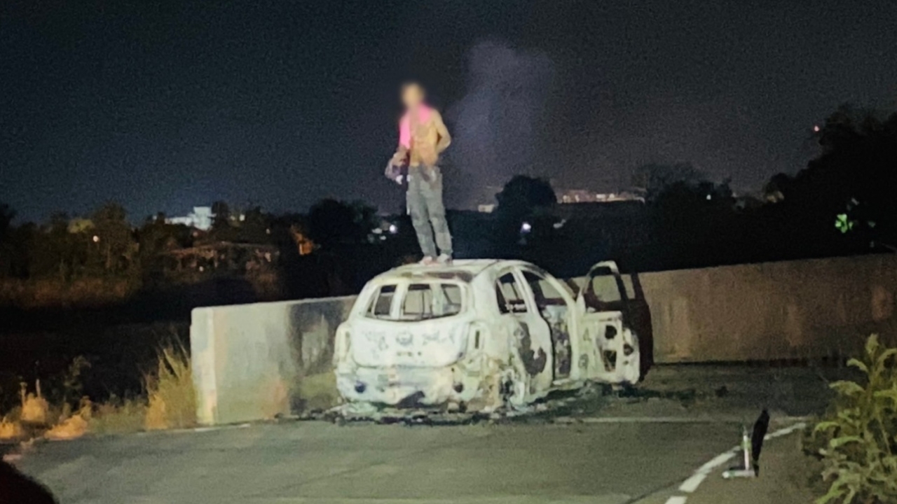 ระทึก หนุ่มเมาคลั่งเผารถตัวเอง ถือมีดวิ่งเข้าป่า เจ้าหน้าที่ออกตามหาวุ่น