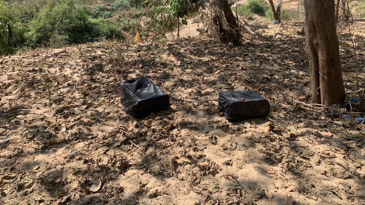 เจ้าหน้าที่ตรวจยึด "โซลาร์เซลล์" 5 ลัง หลังพบคนต้องสงสัย กำลังลักลอบนำข้ามแดน