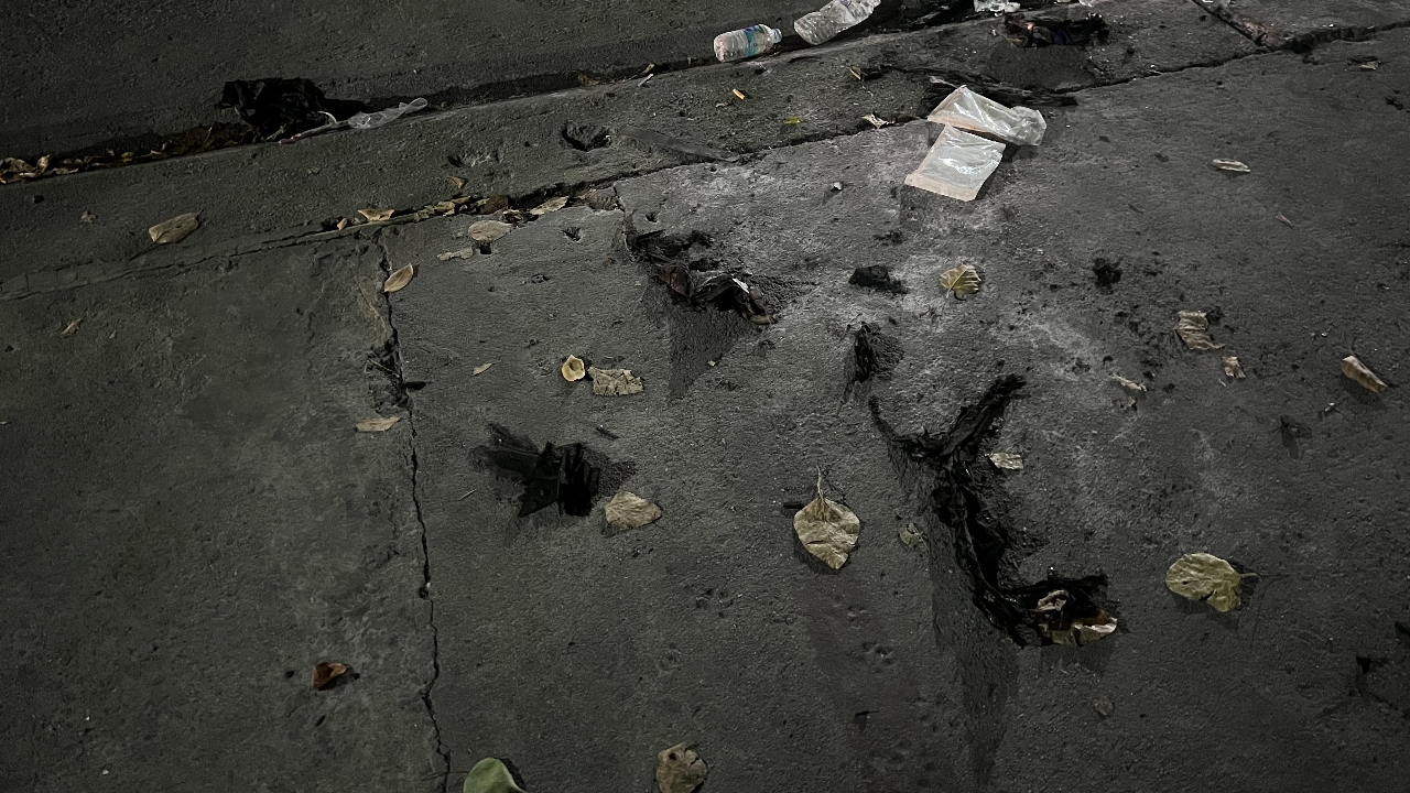 ล่าตัวชายโยนถุงน้ำมันใส่ศัตรูหัวใจ ก่อนจุดไฟเหยื่อเจ็บสาหัสแล้วหลบหนี