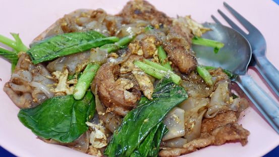 ผัดซีอิ๊ว–ก๋วยเตี๋ยวคั่วไก่ “ตี๋เล็กกระทะเหล็ก” อร่อยขั้นเทพ