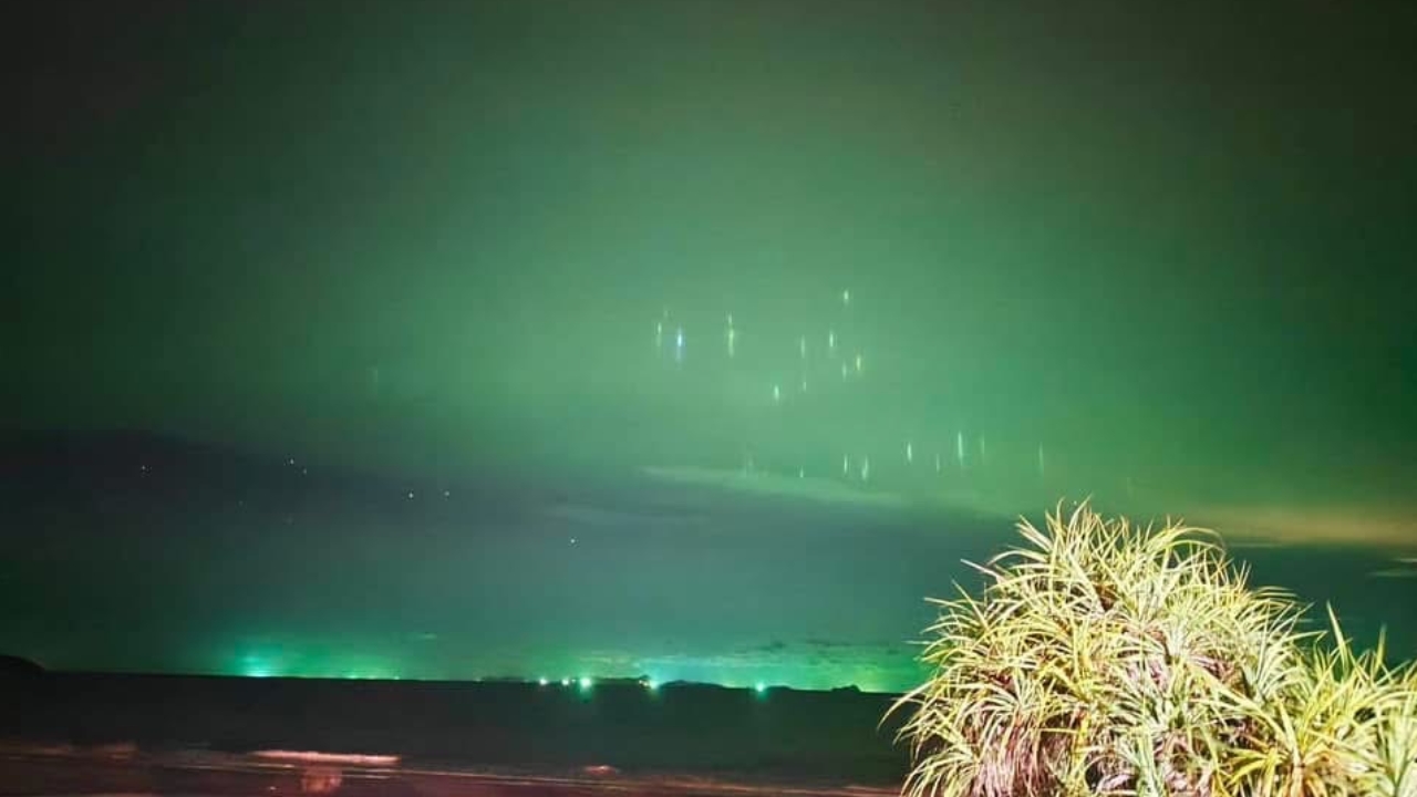 ชาวบ้านฮือฮา ปรากฏการณ์ "เสาแห่งแสง" โผล่บนท้องฟ้า จ.ภูเก็ต