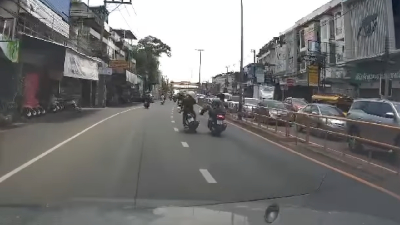 วินาที "หนุ่มหัวร้อน" อ้างไม่พอใจ "จักรยานยนต์" ปาดหน้า ยกเท้าถีบล้มกลางถนน