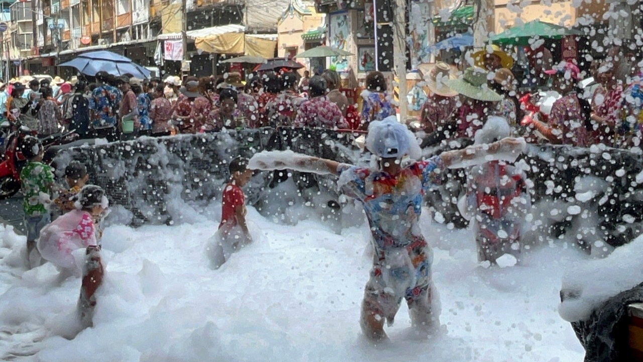 เก็บฉาก "วันไหล" ส่งท้ายสงกรานต์ บางแสนคึกคัก นักเที่ยวแน่น! 6 วันดับพุ่ง 200