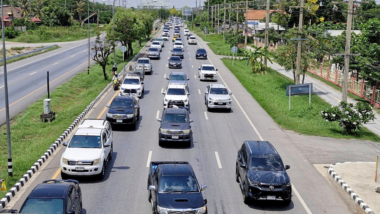 ปิดฉากเทศกาล แห่คืนกรุงเทพฯ จราจรเริ่มแน่น หลายจังหวัดยังคึกคักเล่นฉ่ำไม่เลิก