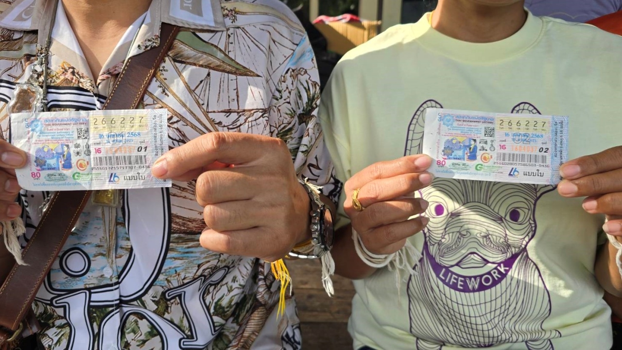 เลขอายุแม่ให้โชค สองพี่น้องซื้อลอตเตอรี่แบ่งกัน ถูกรางวัลที่ 1 ได้คนละ 6 ล้าน