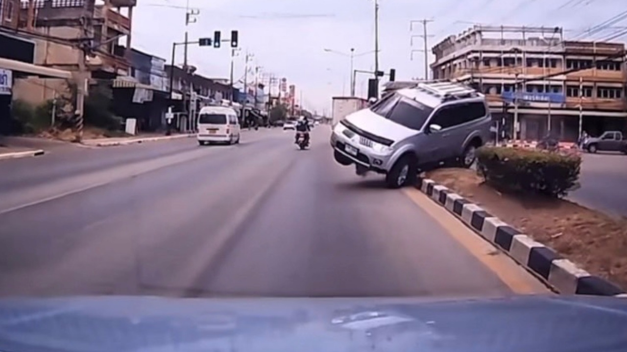 เปิดนาทีระทึก รถยนต์เกียร์ขัดข้อง พุ่งข้ามเกาะกลางถนน เฉี่ยวชนรถชาวบ้าน