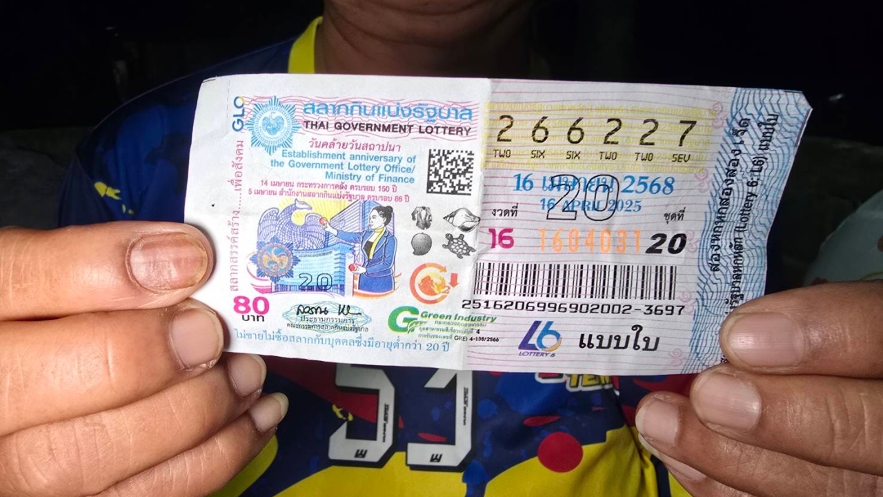 ช่วยซื้อด้วยความสงสาร ให้คนขายหยิบลอตเตอรี่ให้ 1 ใบ ปรากฏว่าถูกรางวัลที่ 1