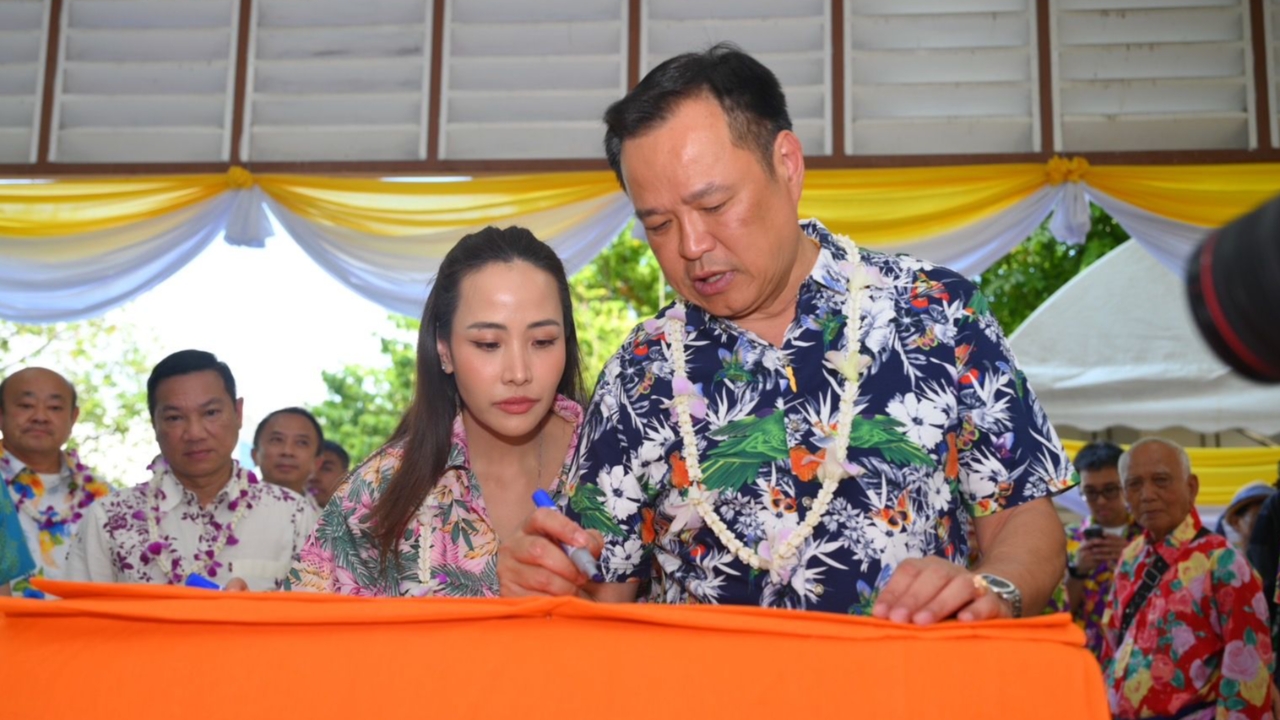 “อนุทิน” ควงภริยา แห่ผ้าห่มองค์พระปฐมเจดีย์ สรงน้ำพระบรมสารีริกธาตุ