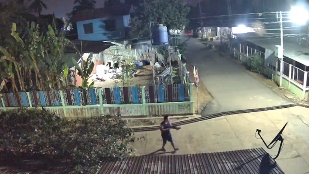 รัวสนั่นหน้าศาลาหมู่บ้าน คนร้ายควงปืนกระหน่ำยิงใส่วัยรุ่น ดับ 1 สาหัส 1