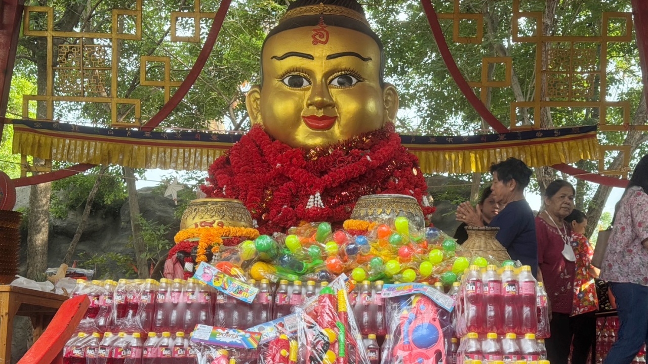 คอหวยมาขอโชค "กุมารทองเจ้าสัวเฮง" ไม่ผิดหวังได้ "เลขเด็ดงวดนี้" 16/4/68