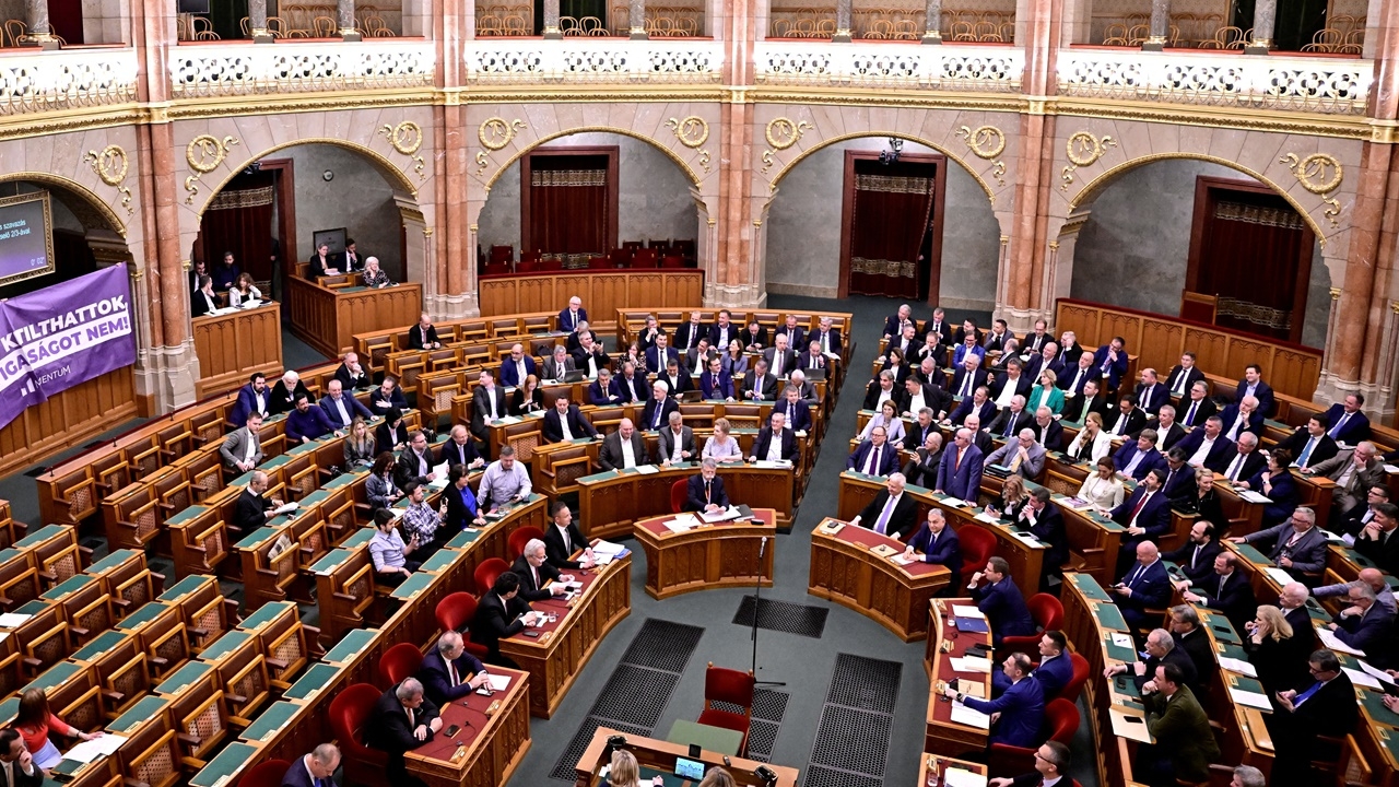 สภาฮังการีลงมติ จำกัดสิทธิ์คน 2 สัญชาติ-ชาว LGBTQ+