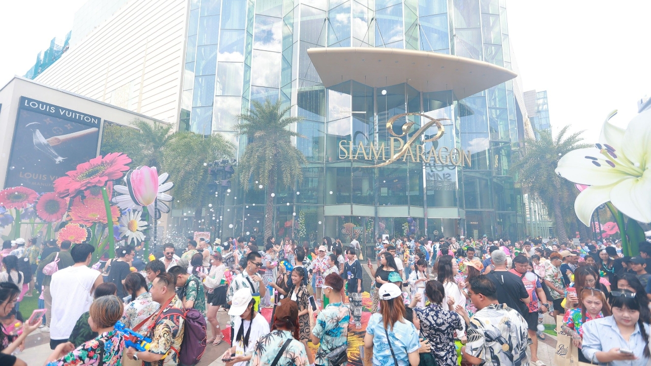 ประมวลภาพสงกรานต์สยามพารากอน 2568 เล่นน้ำได้ถึง 16 เม.ย.