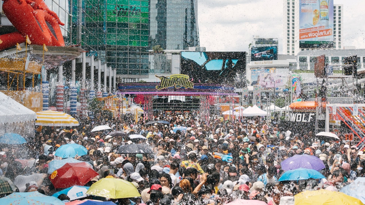 ประมวลภาพสงกรานต์เซ็นทรัลเวิลด์ เล่นน้ำชุ่มฉ่ำวันสุดท้ายถึง 4 ทุ่ม
