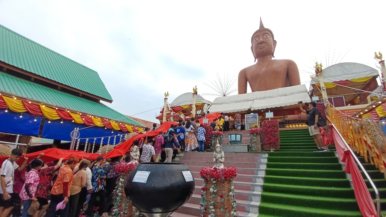 สาธุชนร่วมพิธี แห่ผ้าห่ม "หลวงพ่อสมหวัง" ไม่พลาดส่องเลขหางประทัด ลุ้น 16/4/68