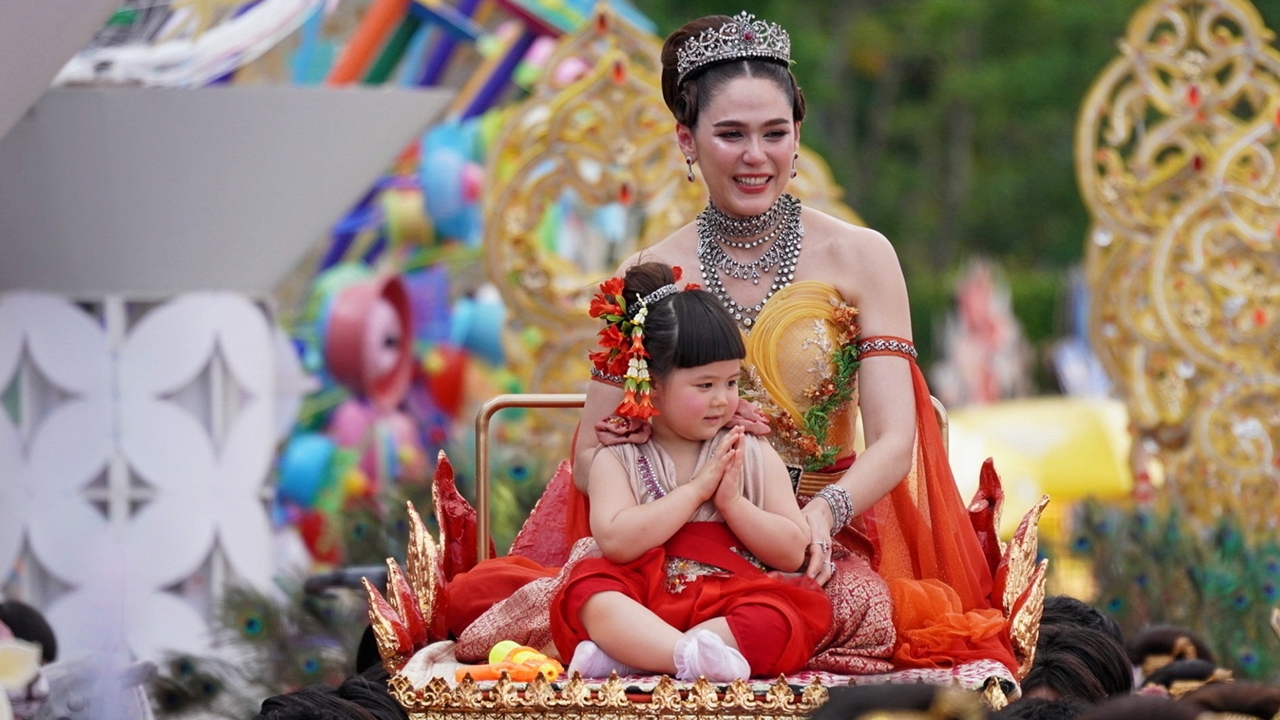 ไอคอนสยาม ทำถึง! คว้า "ชมพู่" รับบทนางสงกรานต์ควงคู่ "น้องแอบิเกล" ขึ้นเสลี่ยงนำขบวนแห่สุดอลังการ