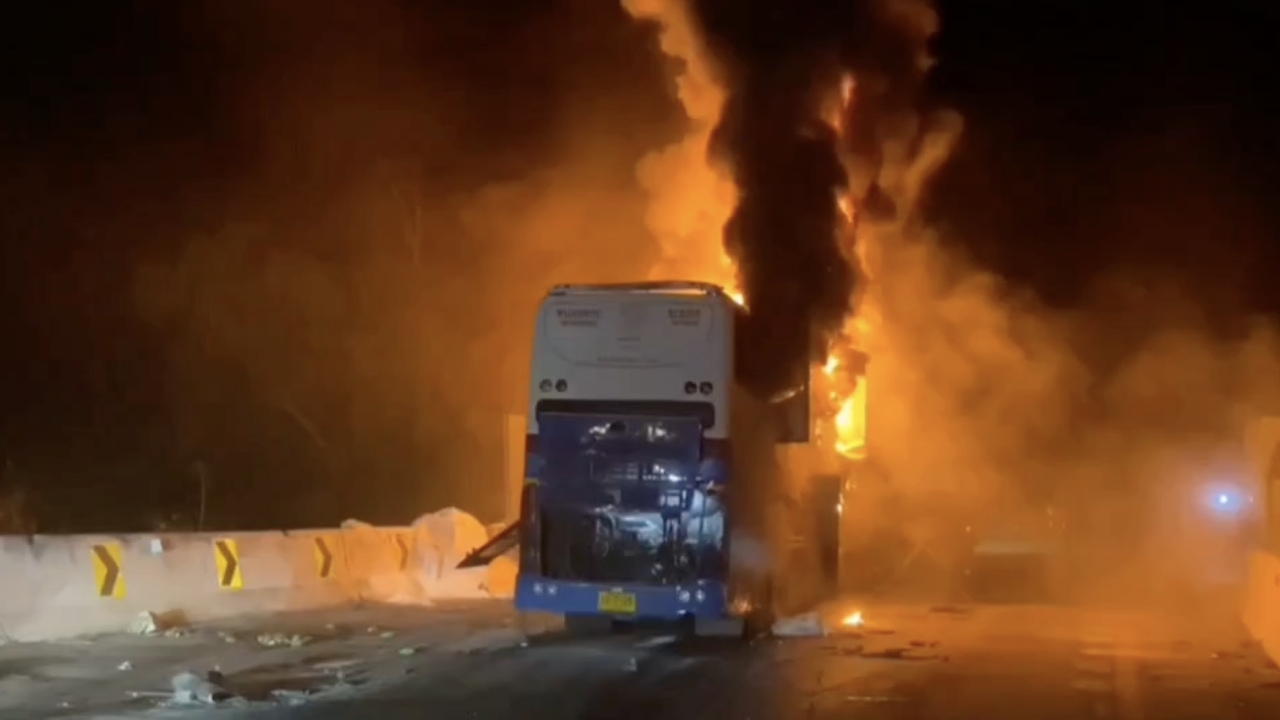 ไฟลุกไหม้ รถบัสชนท้ายรถบรรทุก ช่วงลงเขาศาลปู่โทน เสียชีวิต-บาดเจ็บหลายราย