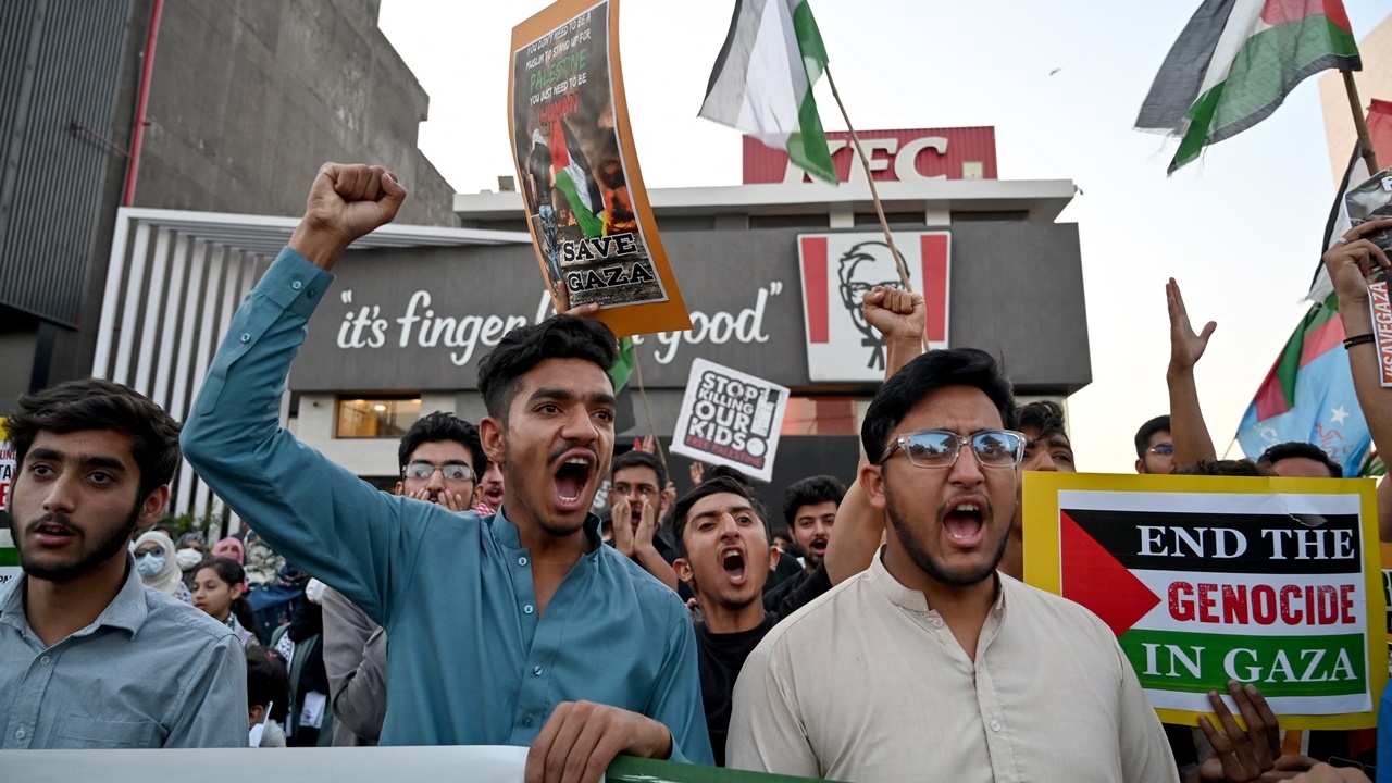 ปากีสถานจับผู้ประท้วง 160 คน โจมตีร้านเคเอฟซี ทำลูกจ้างดับ 1 ศพ