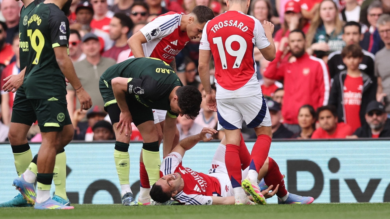 ขาแทบหัก! “มาร์ติเนลลี” จวก “นอร์การ์ด” เสียบหนัก-โค้ชเบรนท์ฟอร์ด โดดป้องลูกทีม (คลิป)