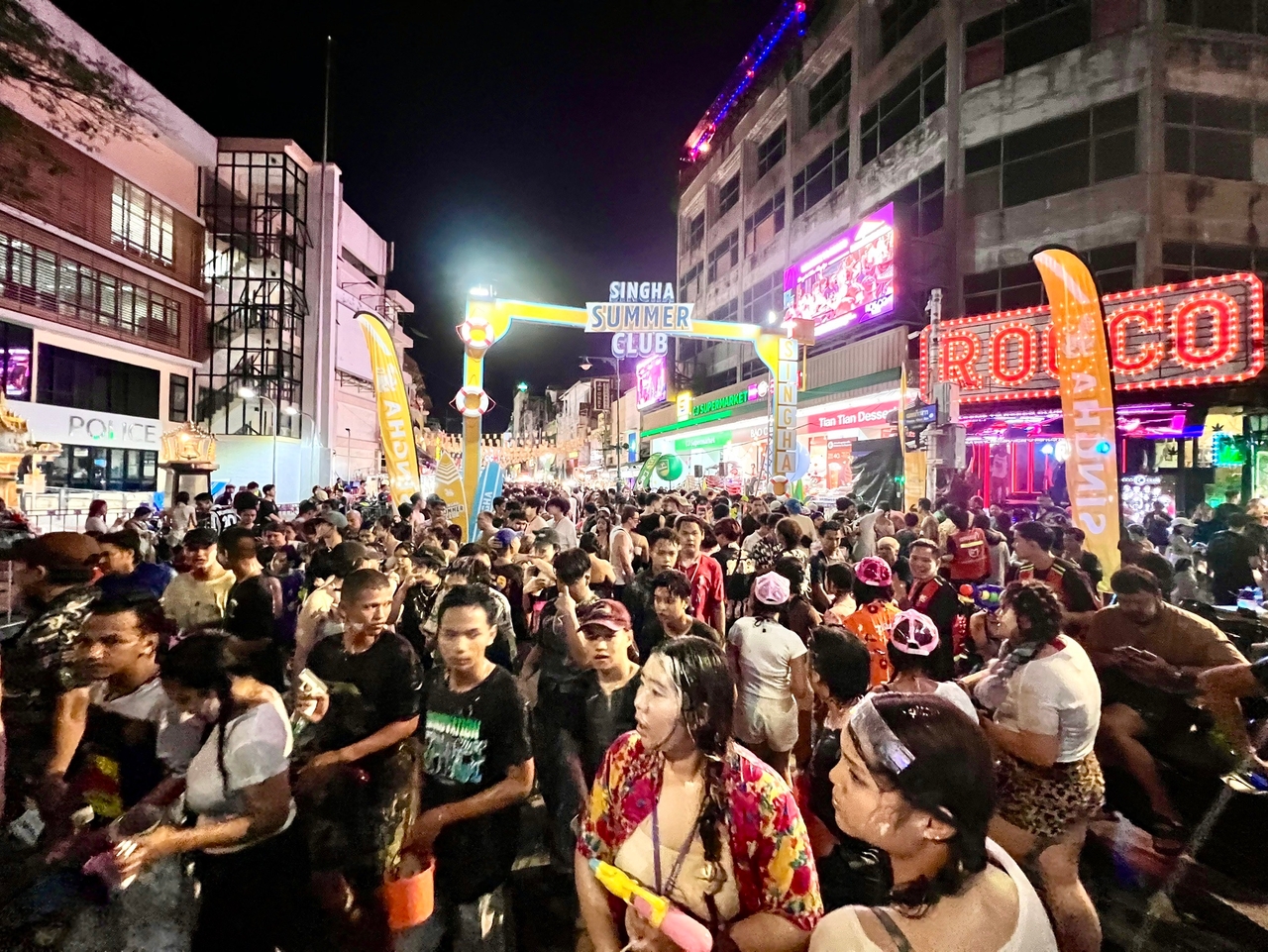 สงกรานต์ ถนนข้าวสาร มีนักท่องเที่ยวแห่เล่นน้ำคับคั่ง จัดงาน 13-15 เม.ย.นี้