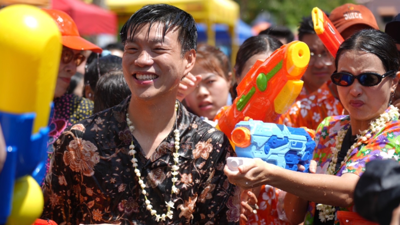 “เท้ง” นำทีมพรรคประชาชนเล่นสงกรานต์เชียงใหม่ ไม่กังวลข่าว ส.อบจ. ย้ายซบเพื่อไทย