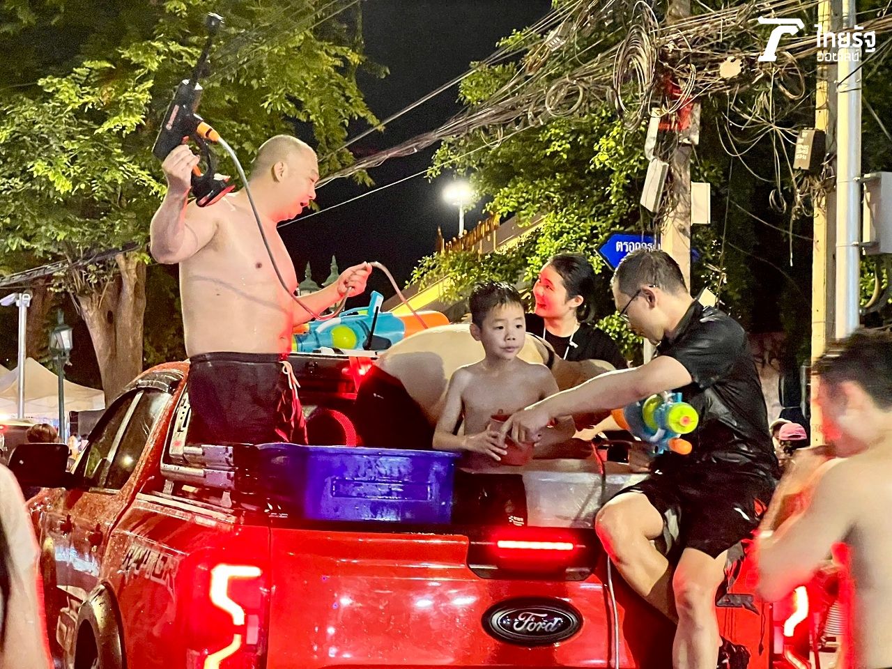 ประมวลภาพสงกรานต์ข้าวสาร 2568 จัดถึงวันไหน เล่นน้ำได้ถึงกี่โมง มีข้อห้ามอะไรบ้าง