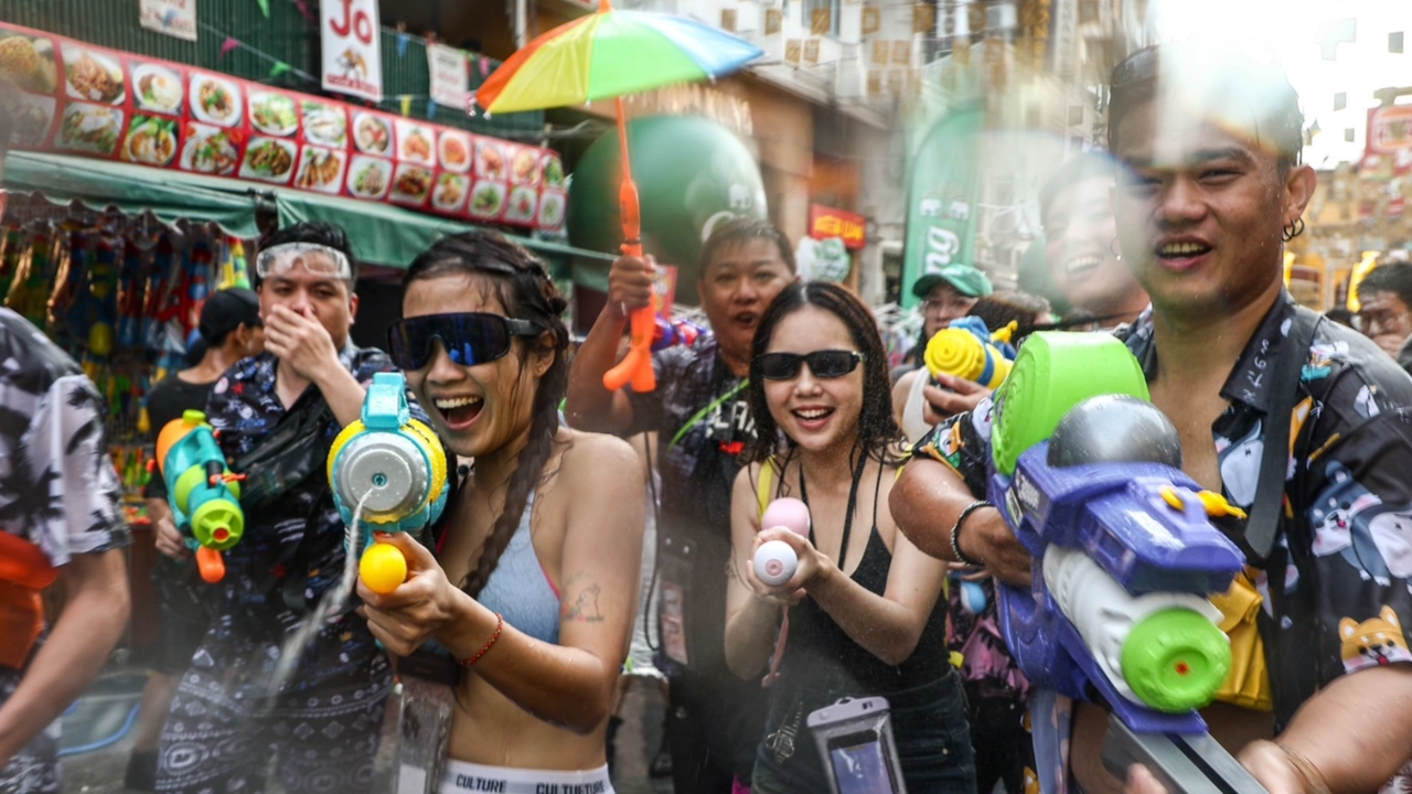 .ประมวลภาพสงกรานต์ข้าวสาร 2568 จัดถึงวันไหน เล่นน้ำได้ถึงกี่โมง มีข้อห้ามอะไรบ้าง.