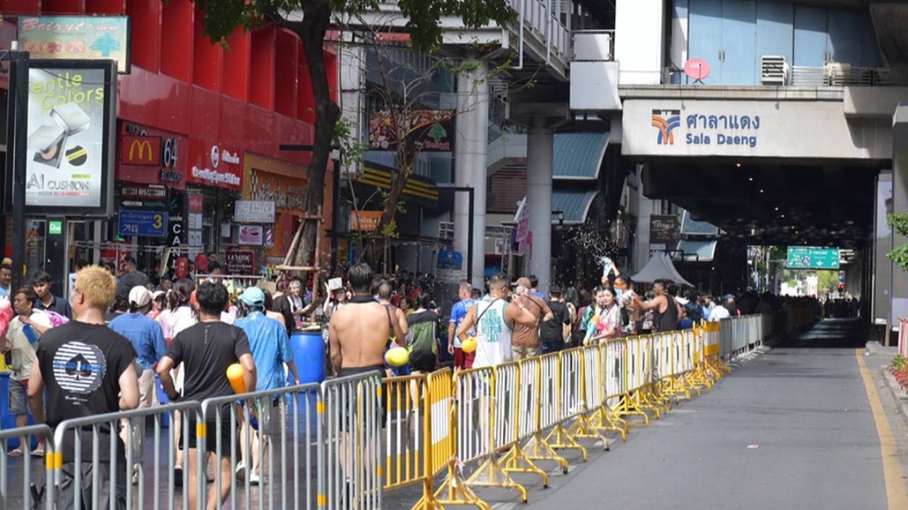 ไขข้อสงสัย "สงกรานต์สีลม" วางแผงเหล็กกั้น 1 ช่องทาง ใช้เป็นเลนฉุกเฉิน