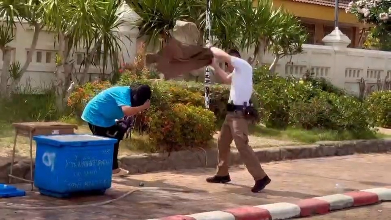 เปิดใจ "ตำรวจ" เล่านาทีวิ่งเข้าช่วย "นักท่องเที่ยว" ถูกผึ้งรุมต่อยหน้าวัด