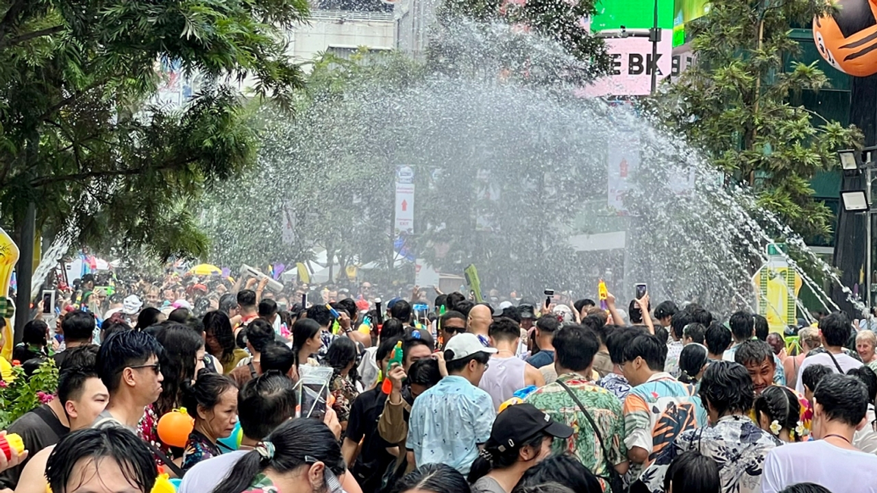 ประมวลภาพสงกรานต์สยามสแควร์ 2568 เหล่า Gen Z ไทยและต่างชาติคึกคัก เล่นน้ำชุ่มฉ่ำคลายร้อน