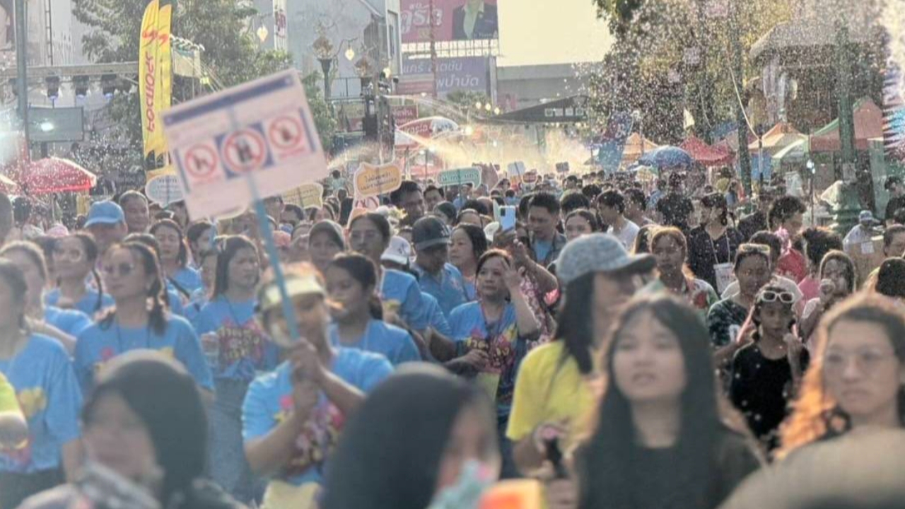 ถนนข้าวเหนียวเริ่มแน่น นักท่องเที่ยวเล่นสงกรานต์ เตรียมทำคลื่นมนุษย์วันแรก