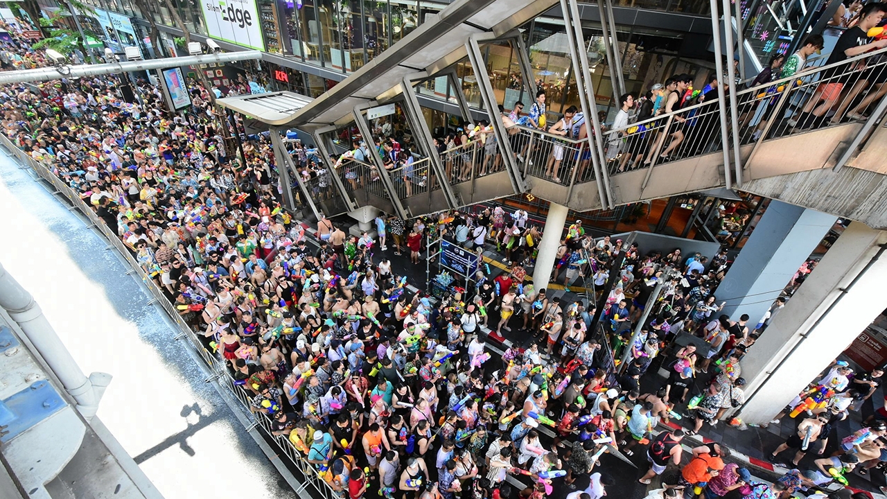สาดสุดเหวี่ยง แลนด์มาร์กทั่วไทย ถนนข้าวสาร-สีลม นักท่องเที่ยวทะลักล้น ปืนฉีดน้ำขายดี