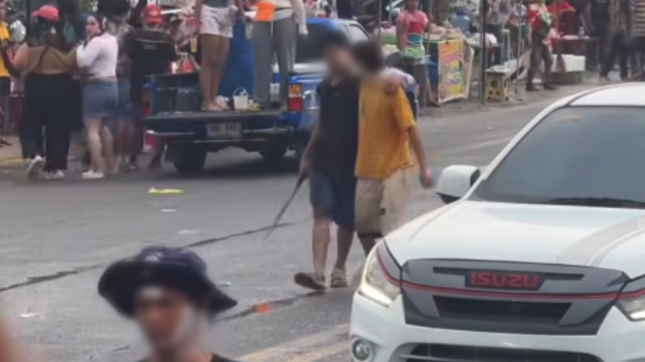 สงกรานต์พิมายเดือด กลุ่มวัยรุ่นทะเลาะวิวาทชกต่อย ถือมีดกลางถนน