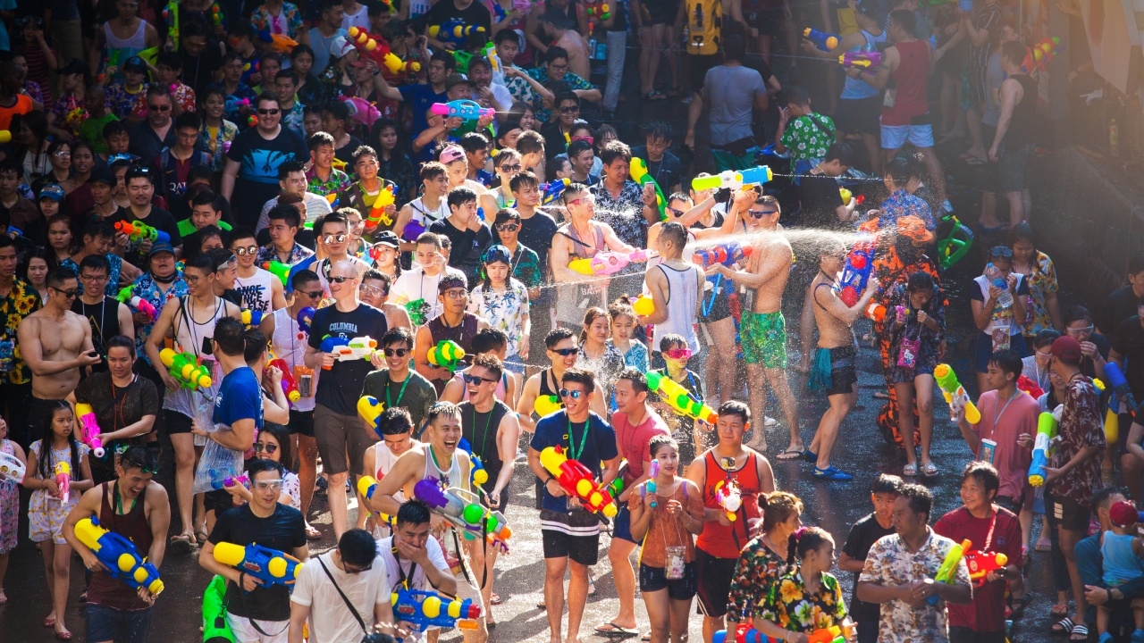 วันหยุดสงกรานต์ 2568 เช็กชัดๆ "ข้าราชการ-ธนาคาร" ได้หยุด "เล่นน้ำ" วันไหนบ้าง