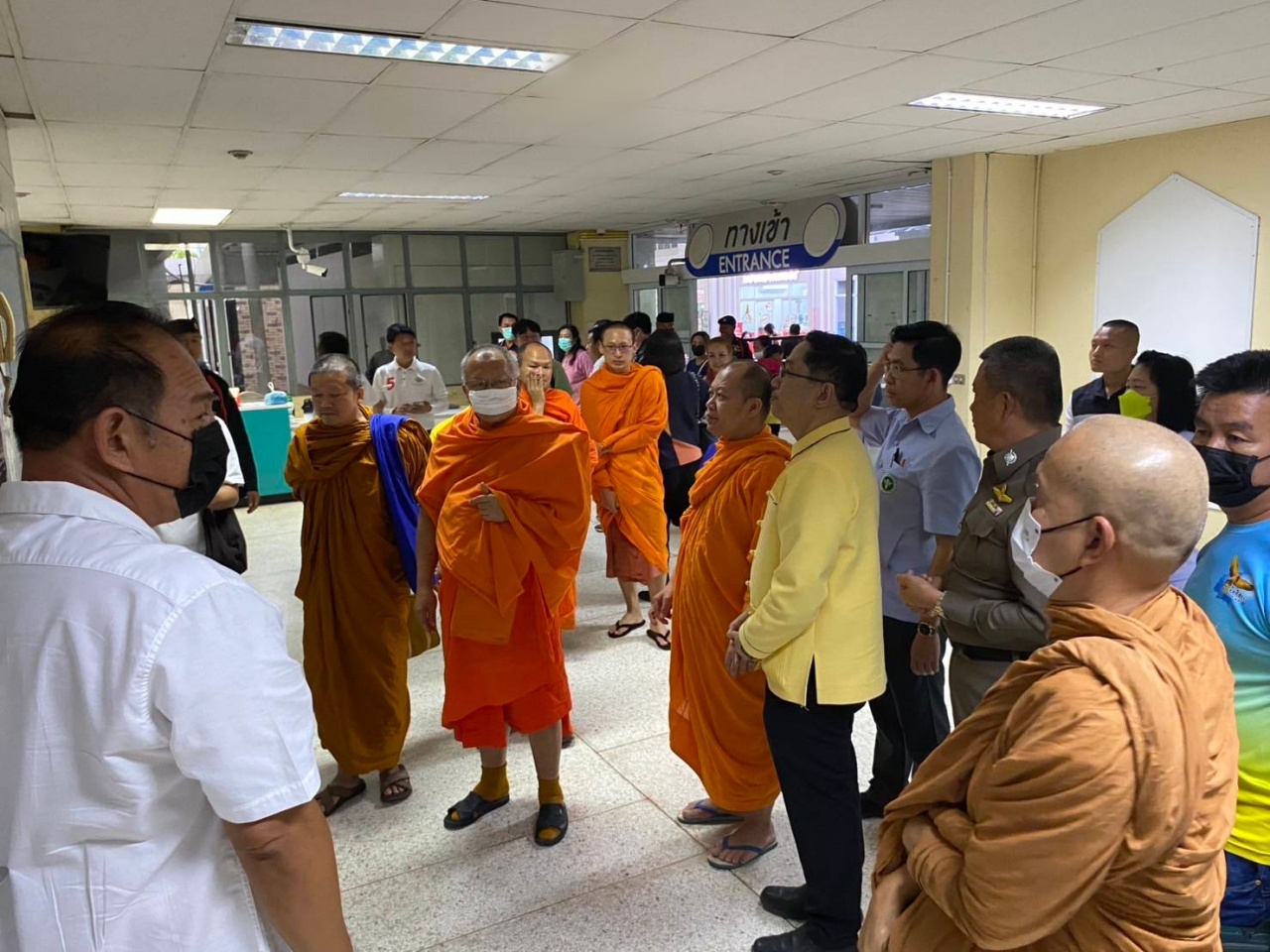 "หลวงปู่โอภาส โอภาโส" ลื่นล้มในวัด ศิษย์พาส่ง รพ. รักษาเร่งด่วน