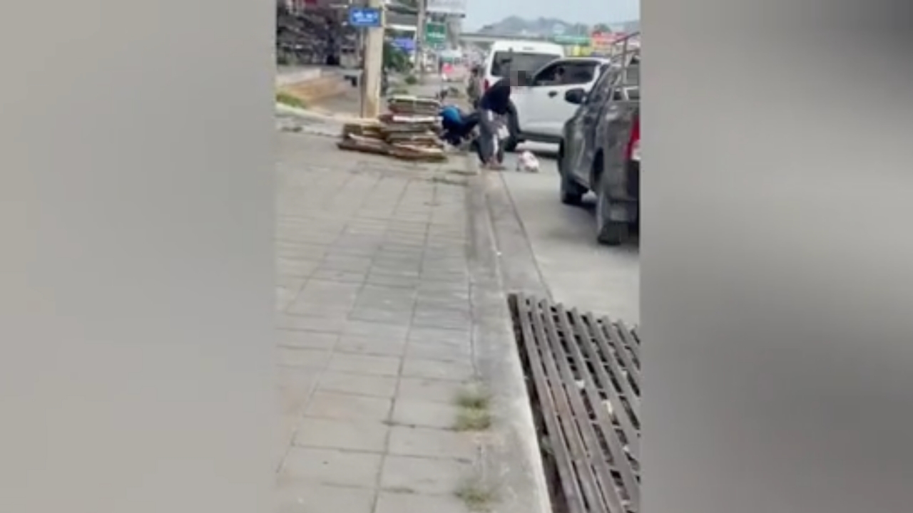 ชายขี่ จยย. เอาน้องหมาผูก ลากไปตามถนน คนใจดีรีบช่วย ถามเหตุผลเจอคำตอบสุดอึ้ง