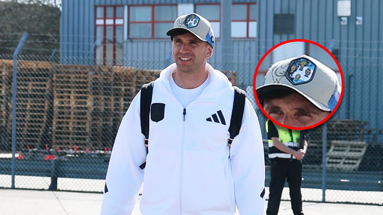 "มาร์ติเนซ" สุดแสบ บุกเยือนปารีส พร้อมหมวกหลอนใจแฟนฝรั่งเศส