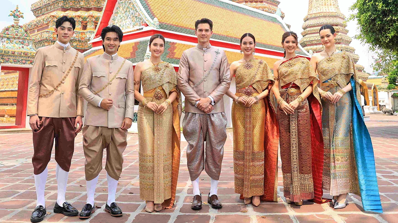 "มิกค์-อ๊อฟ" แท็กทีมนักแสดง 7HD แต่งชุดไทย ร่วมสืบสาน "รักษ์ประเพณีปีใหม่ไทย"