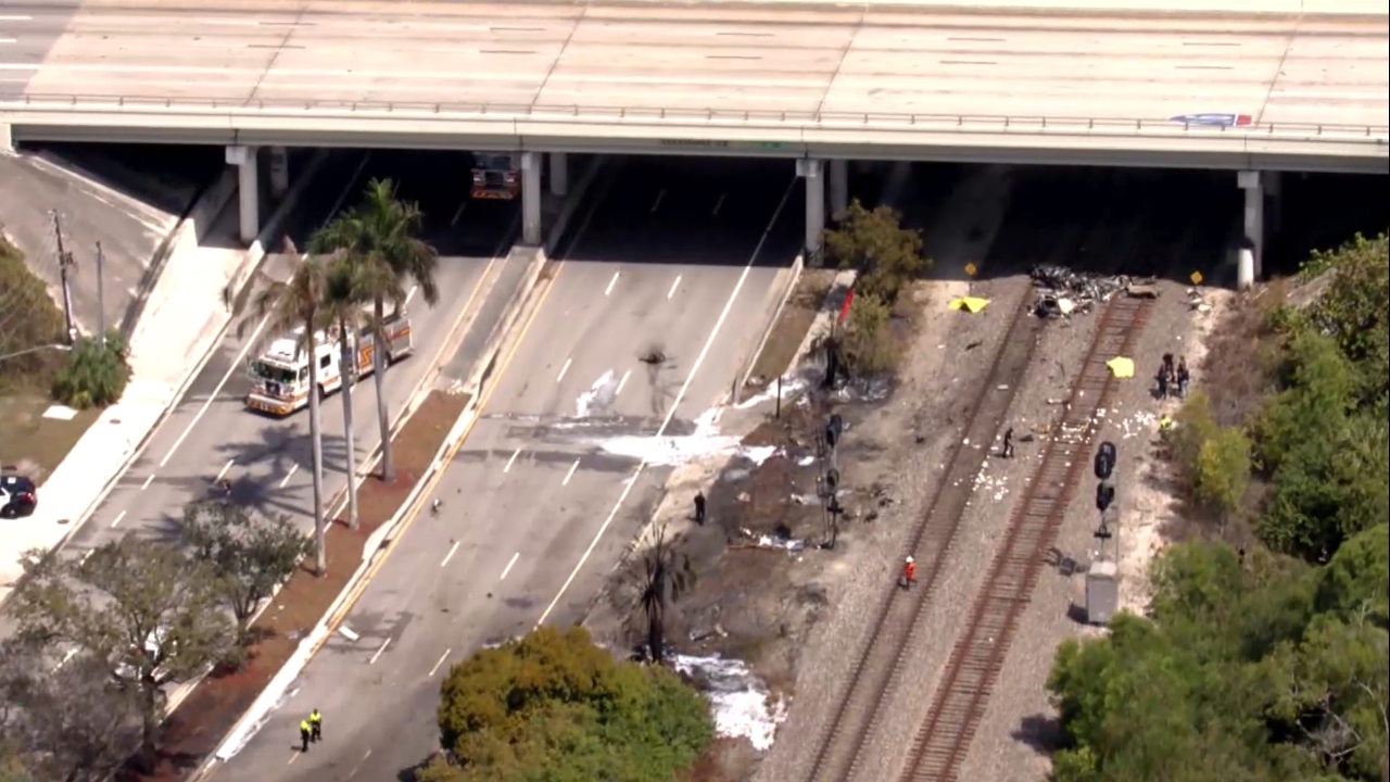 สลด เครื่องบินเล็กตกกลางถนนรัฐฟลอริดา ก่อนกระแทกรถเก๋งกระเด็นลงรางรถไฟ