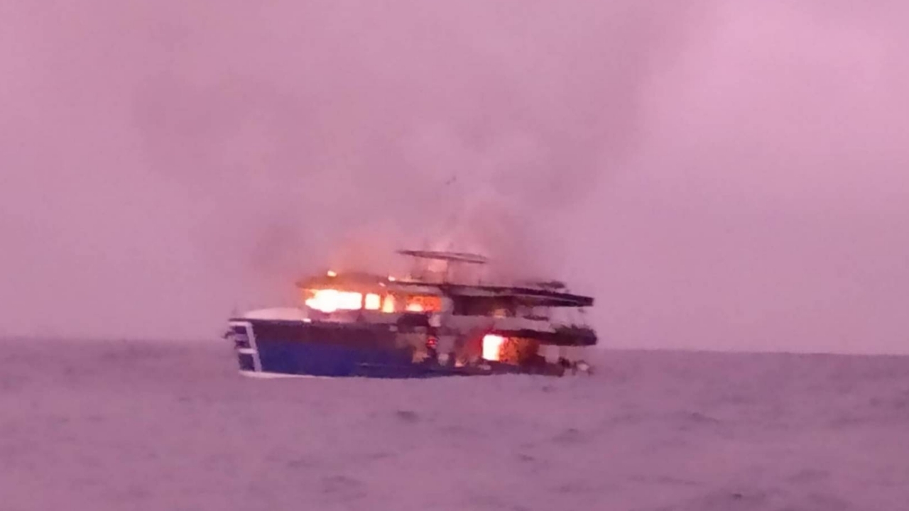 ไฟไหม้ระทึก “เรือท่องเที่ยว” กลางจุดดำน้ำลึกย่านเขาหลัก 26 ชีวิต หนีอลหม่าน