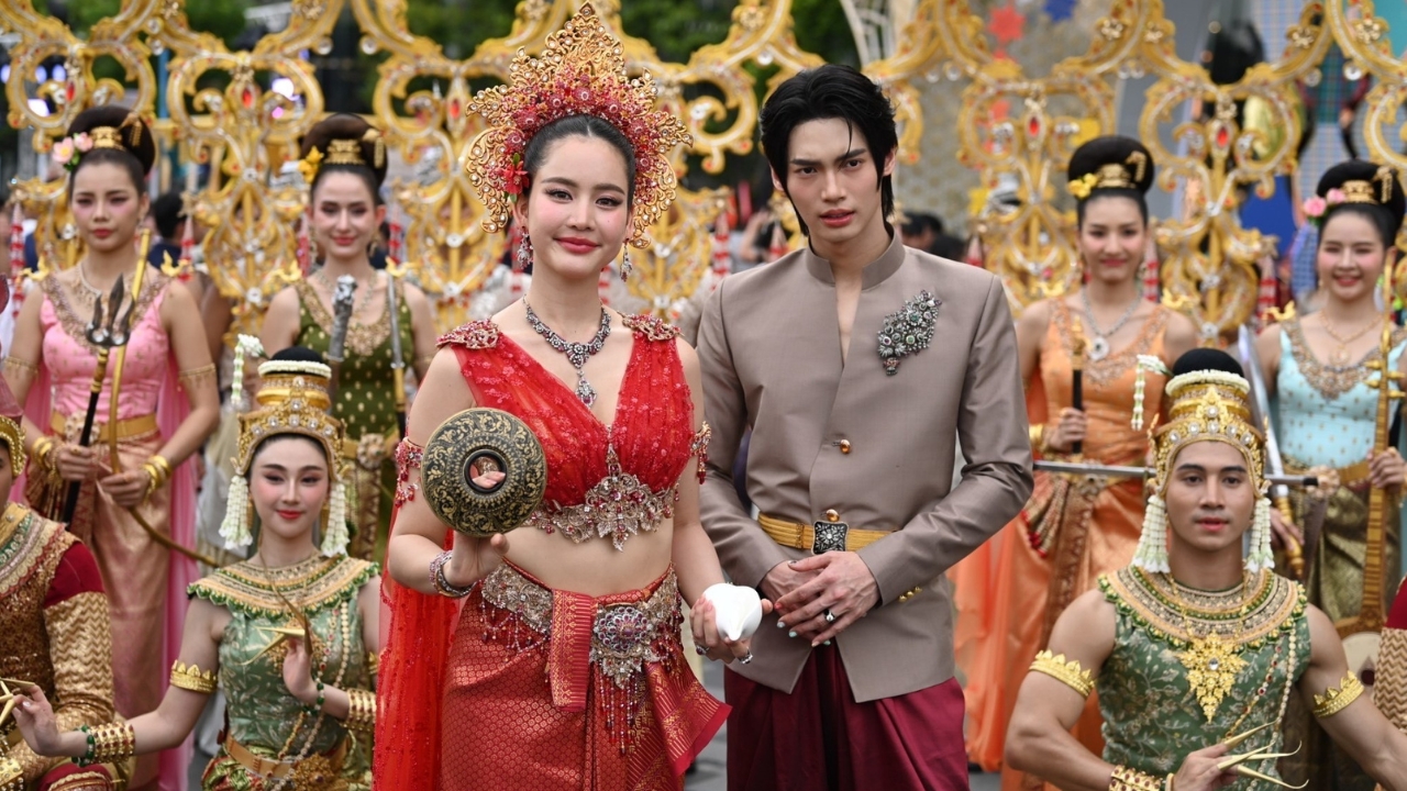 โบว์ เมลดา พร้อม วิน เมธวิน ร่วมขบวนแห่ ร่วมสืบสานประเพณีสงกรานต์ไทย