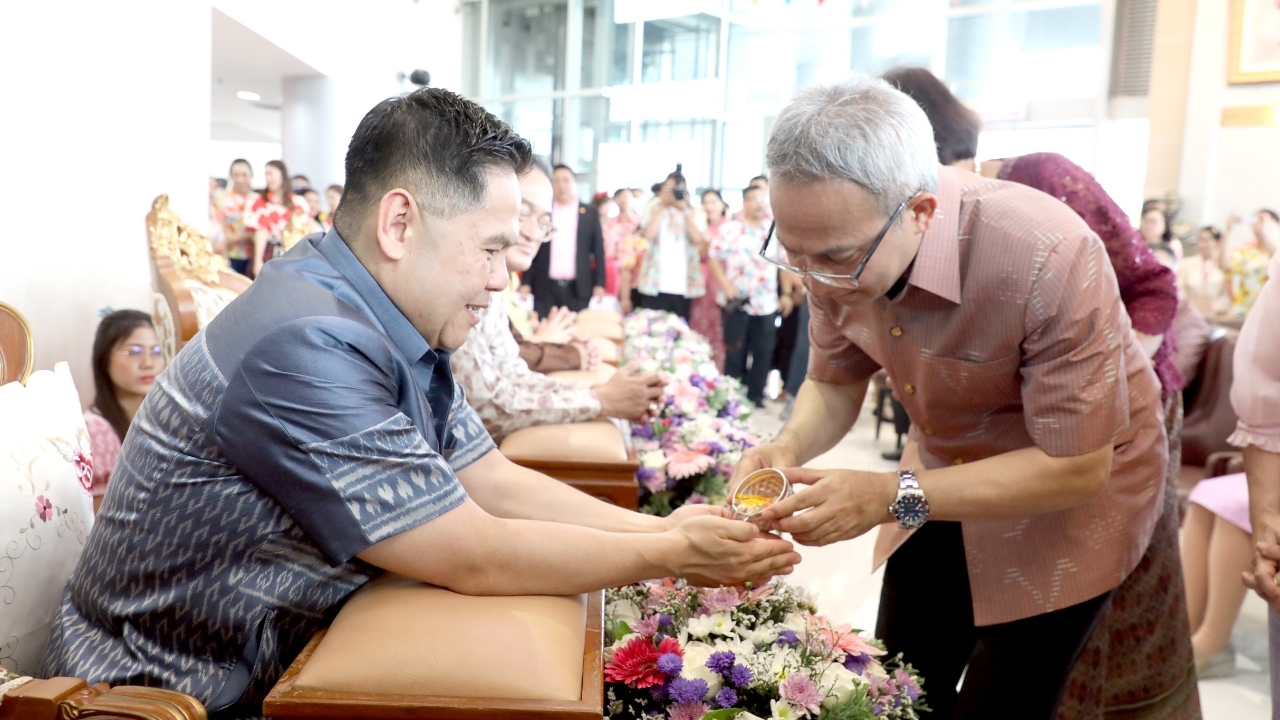 “วราวุธ” นำข้าราชการทำบุญตักบาตร รดน้ำดำหัว อวยพรสงกรานต์ 2568