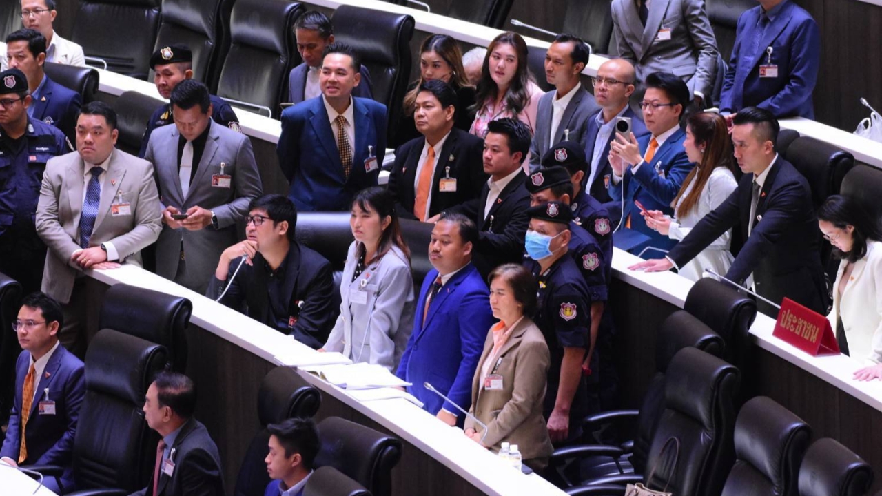 สภาเดือด "พิเชษฐ์" ไล่ สส. พรรคประชาชนออกจากห้องประชุม ฐานโวย รมต.ไม่มาตอบกระทู้