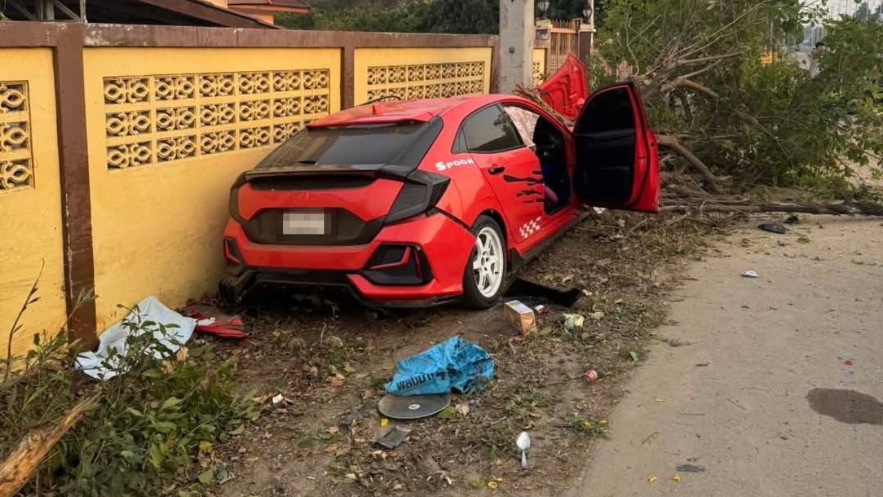 เก๋ง-กระบะ ขับแข่งกันมา ชนยายวัย 82 ขณะรอใส่บาตร ร่างขาดเสียชีวิต