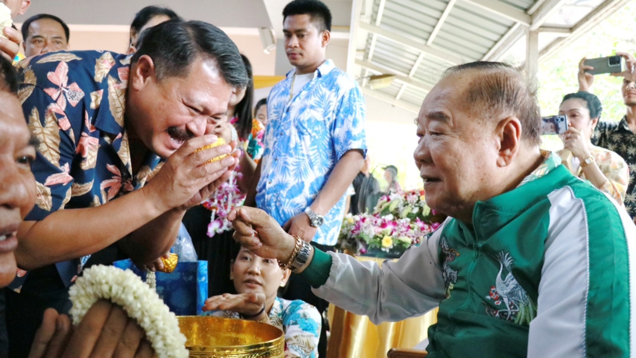 บรรยากาศอบอุ่น “บิ๊กป้อม” อวยพร สส.-ลูกพรรค-เพื่อนเตรียมทหาร เข้ารดน้ำดำหัว