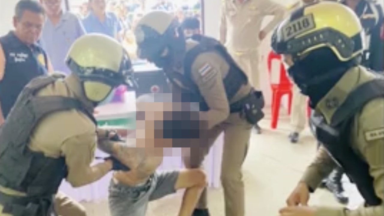 ล็อกหนุ่มคลั่ง อาละวาดกลางหน่วยเกณฑ์ทหาร ชาวบ้านเห็น นั่งเคี้ยวใบท่อม