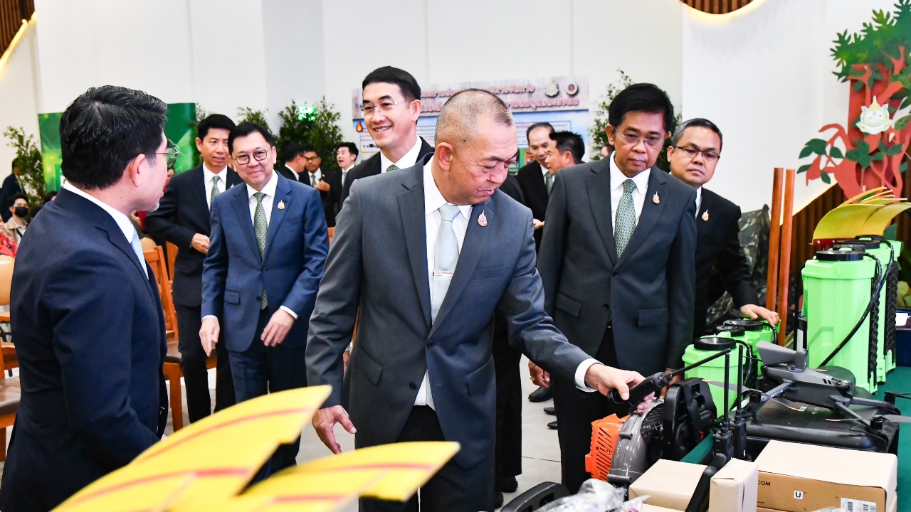 “เฉลิมชัย” เตรียมเร่งแจกจ่ายอุปกรณ์ดับไฟป่า ตั้งเป้ารับมือช่วงฤดูแล้งก่อนเข้าฤดูฝน